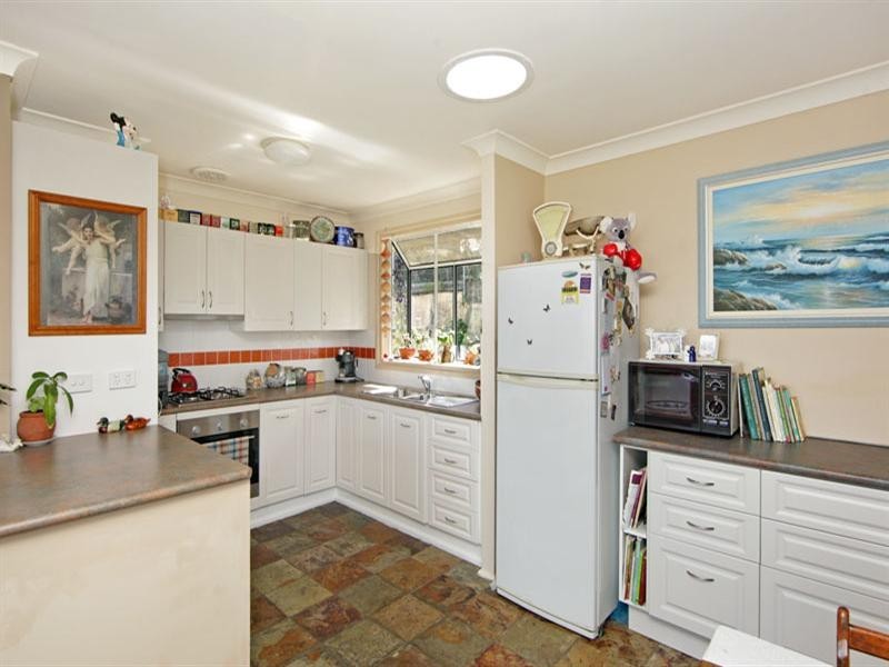8 Valley View Road, Bateau Bay NSW 2261