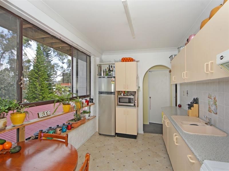 8 Valley View Road, Bateau Bay NSW 2261