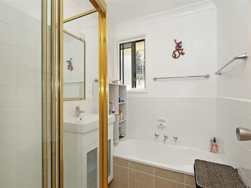 8 Valley View Road, Bateau Bay NSW 2261