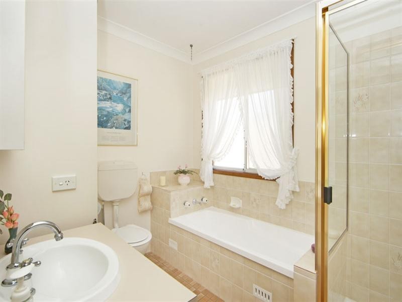 225 Cresthaven Avenue, Bateau Bay NSW 2261