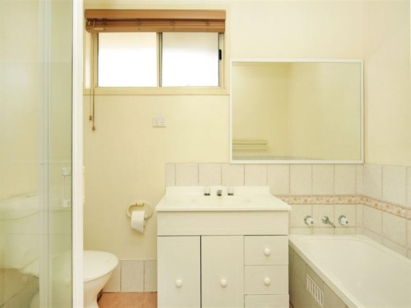 4 Castlereagh Crescent, Bateau Bay NSW 2261