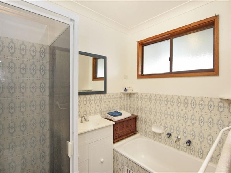 4 Wirigi Street, Berkeley Vale NSW 2261