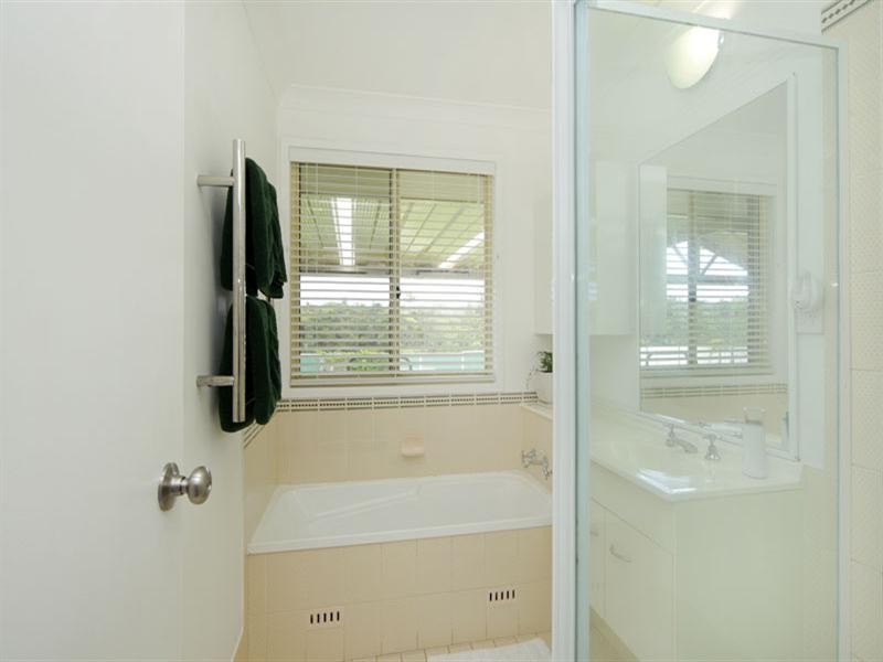 31 Lancaster Parade, Bateau Bay NSW 2261