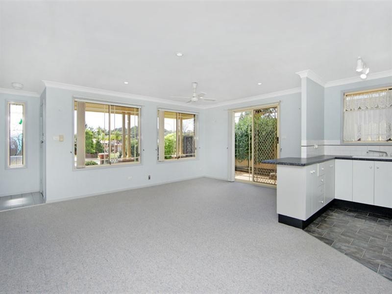 2/4 Supply Close, Bateau Bay NSW 2261