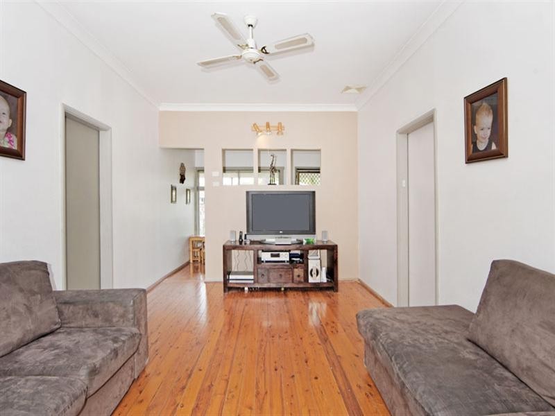 8 Flinders Avenue, Killarney Vale NSW 2261