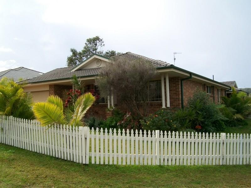 1/6 Aurora Place, Bateau Bay NSW 2261