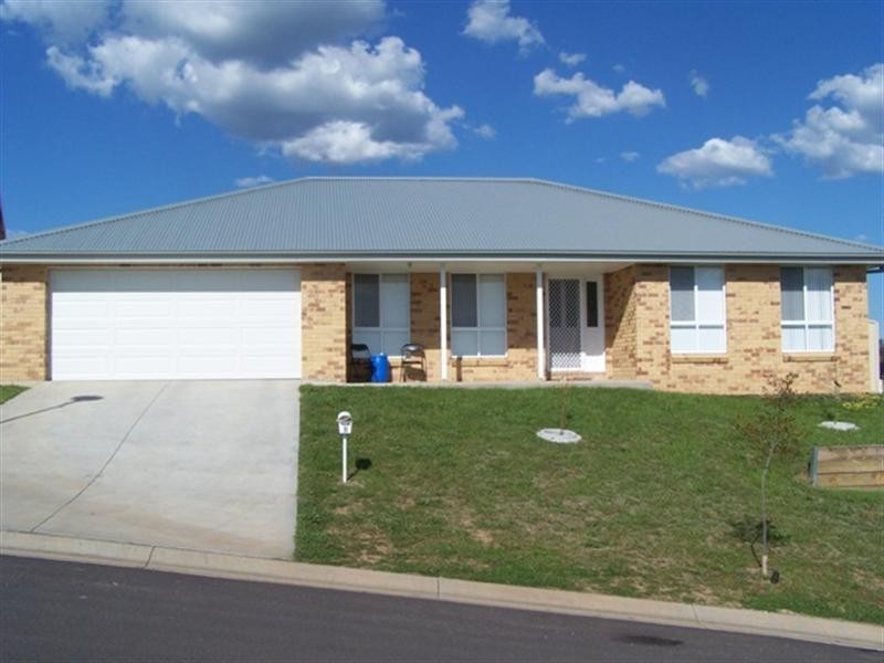 2 BLUE GUM Close, Bathurst NSW 2795