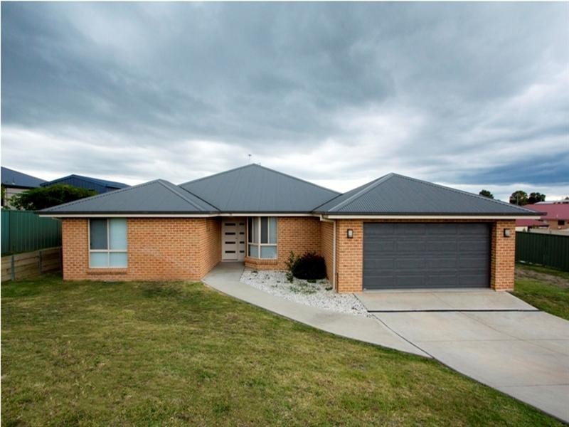 70 Ilumba Way, Bathurst NSW 2795
