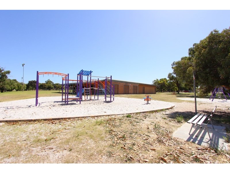 5 Thurburn Retreat, Marangaroo WA 6064