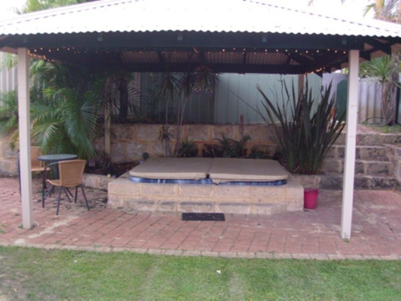 4 Pinedale Gardens, Ballajura WA 6066