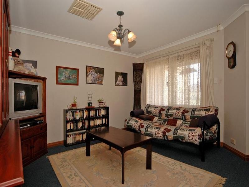 6 Pyrenees Court, Caversham WA 6055