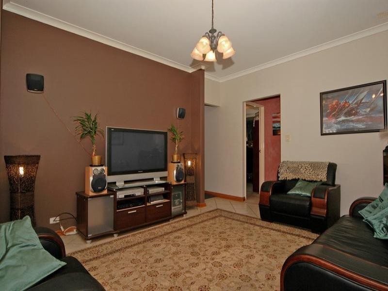 6 Pyrenees Court, Caversham WA 6055