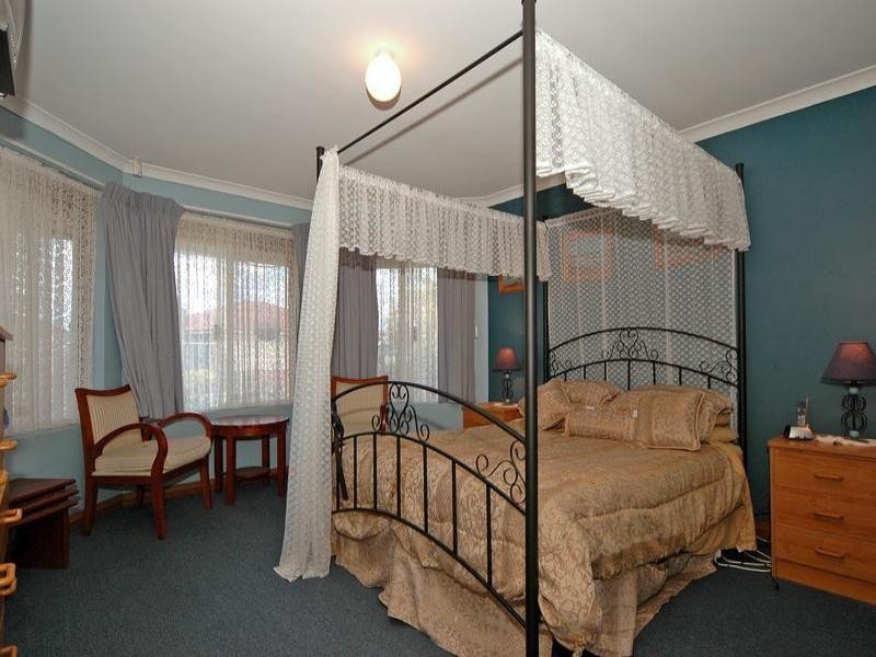 6 Pyrenees Court, Caversham WA 6055