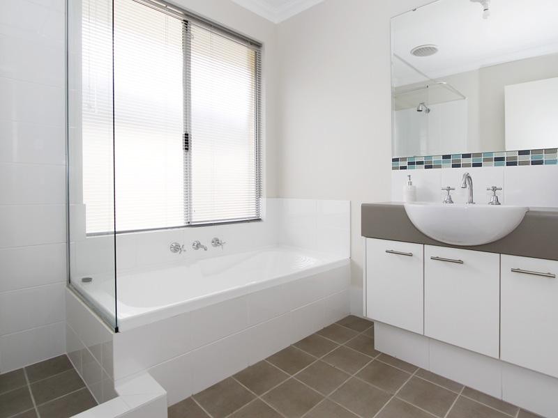 19b Coonawarra Drive, Caversham WA 6055