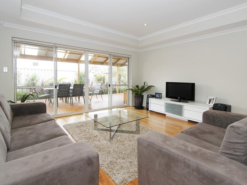 19b Coonawarra Drive, Caversham WA 6055