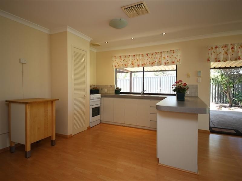 10 Loxleigh Gardens, Kiara WA 6054