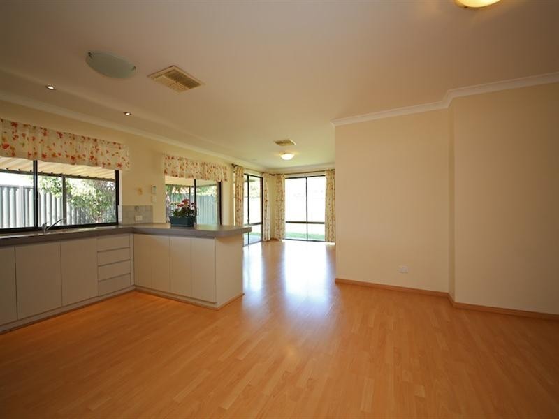 10 Loxleigh Gardens, Kiara WA 6054