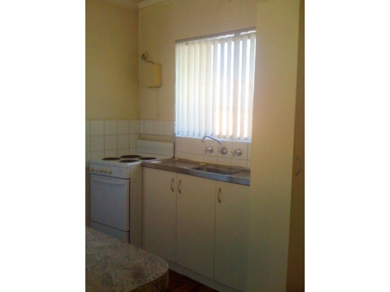 1/307 Wharf Street, Queens Park WA 6107