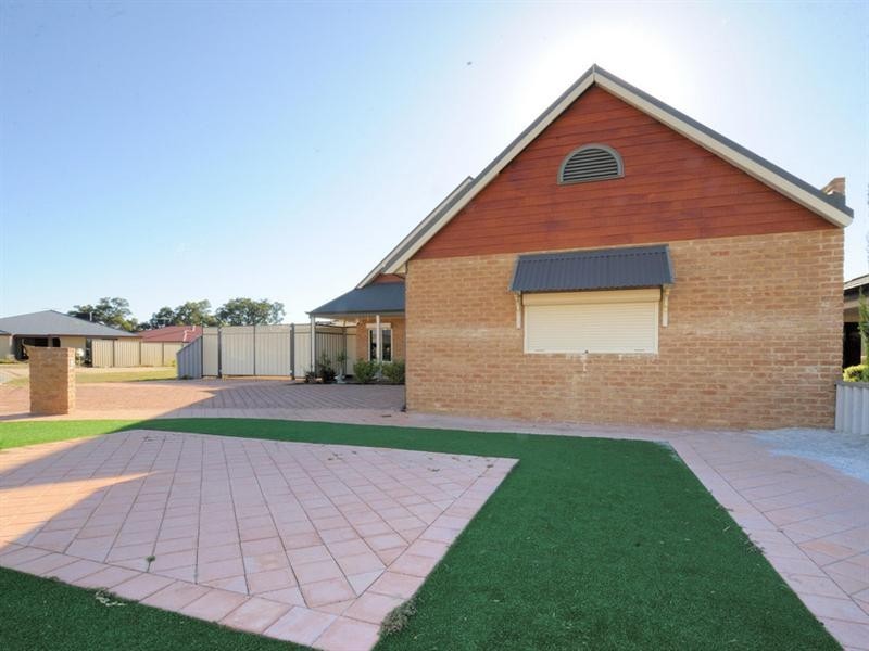 4 Sun Place, Beechboro WA 6063