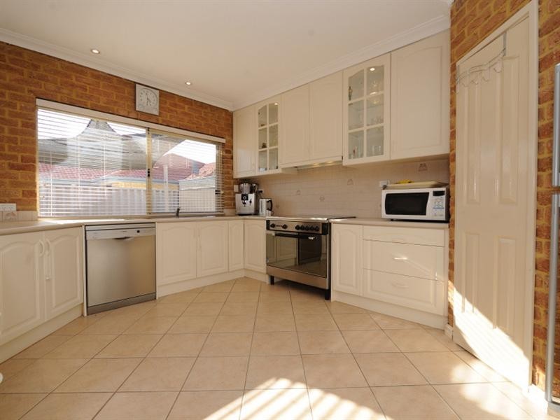 4 Sun Place, Beechboro WA 6063