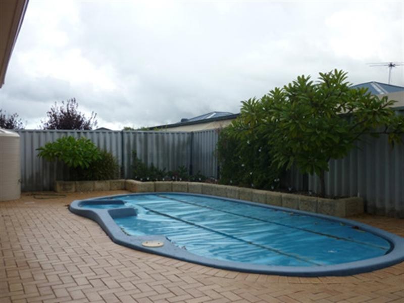 16 Napa Court, Caversham WA 6055