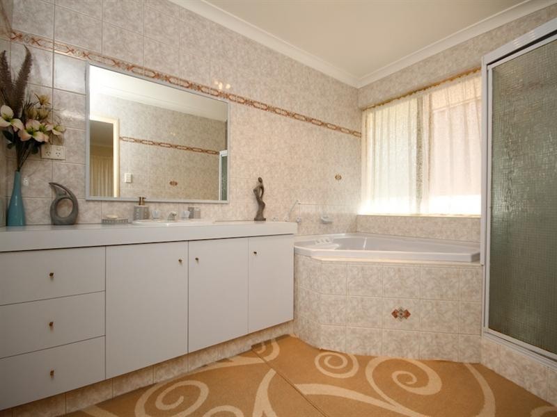 1 Bowood Cove, Kiara WA 6054