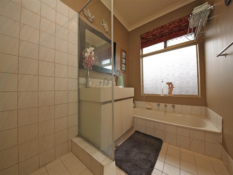 70 Bottlebrush Drive, Kiara WA 6054