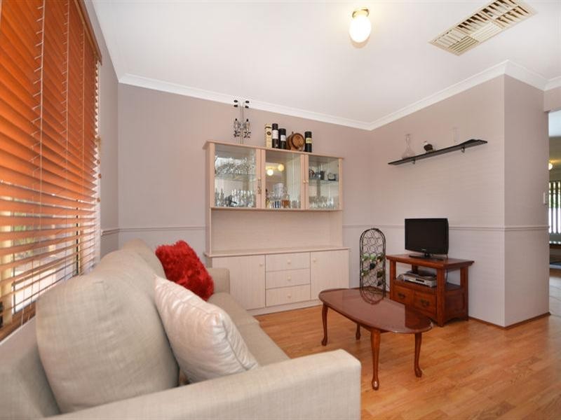 4 Loire Elbow, Caversham WA 6055