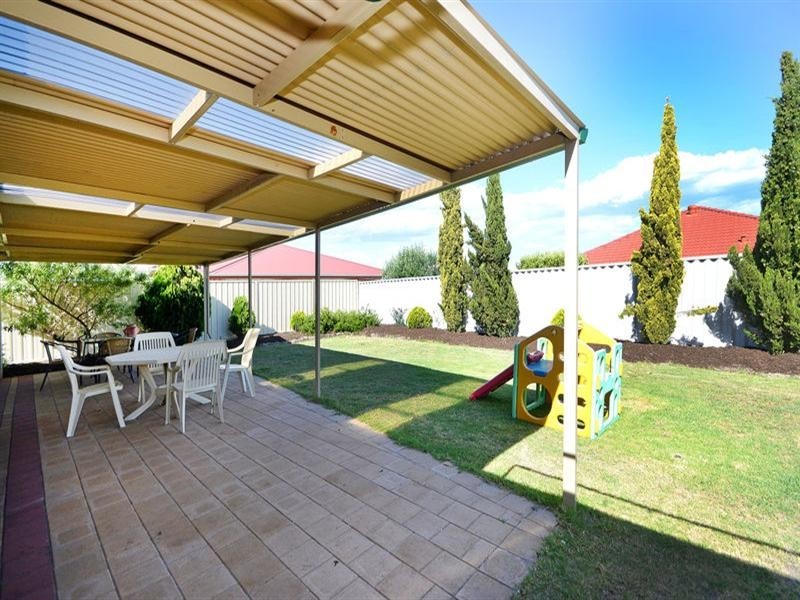 4 Loire Elbow, Caversham WA 6055