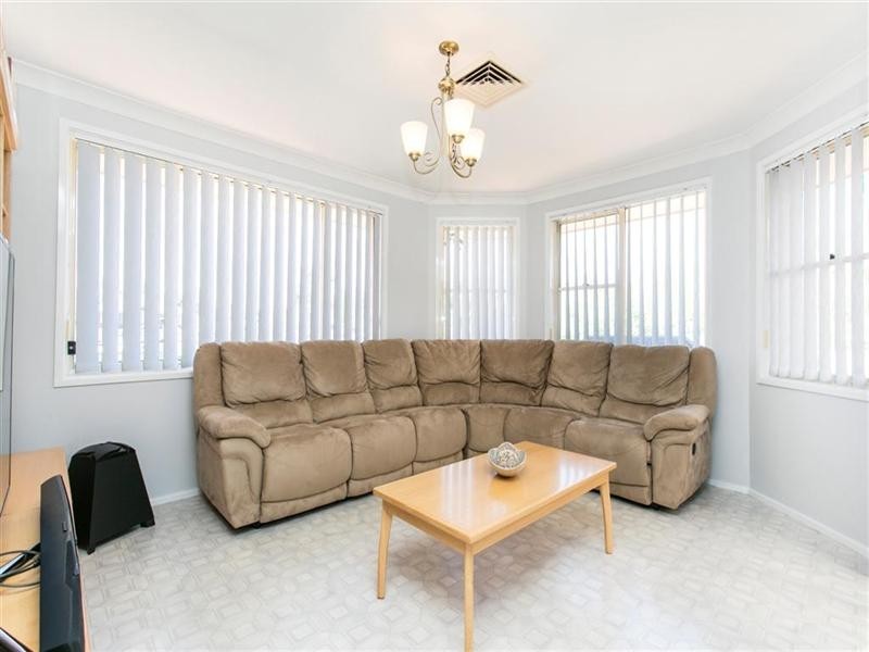 9 Kylie Tennant Close, Glenmore Park NSW 2745