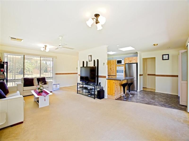 1 Nightmist Grove, St Clair NSW 2759