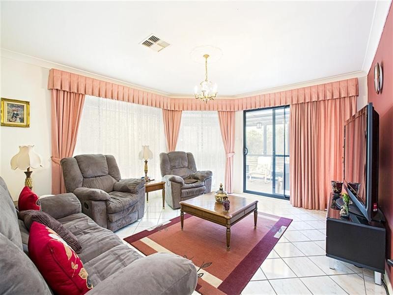 8 Firestone Crescent, Glenmore Park NSW 2745