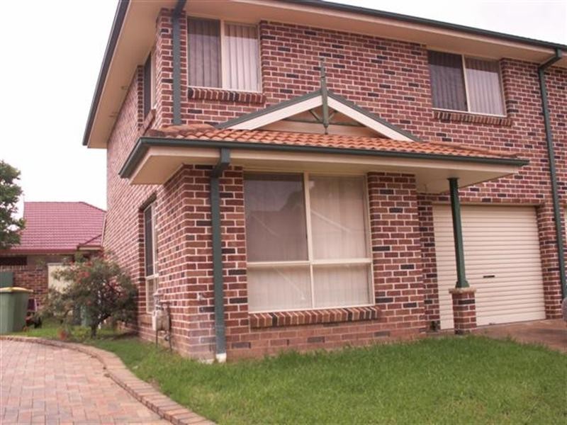 1/2 Dutton Place, Glenmore Park NSW 2745
