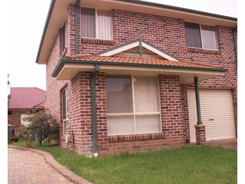 1/2 Dutton Place, Glenmore Park NSW 2745