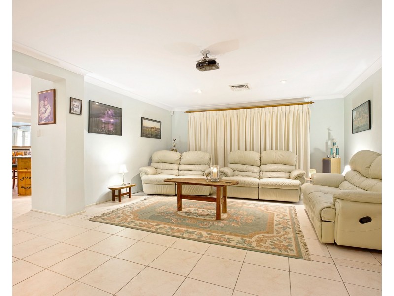 8 Kingsfield Avenue, Glenmore Park NSW 2745