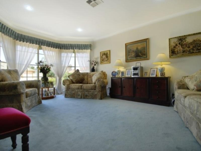 8 Huntingdale Drive, Glenmore Park NSW 2745