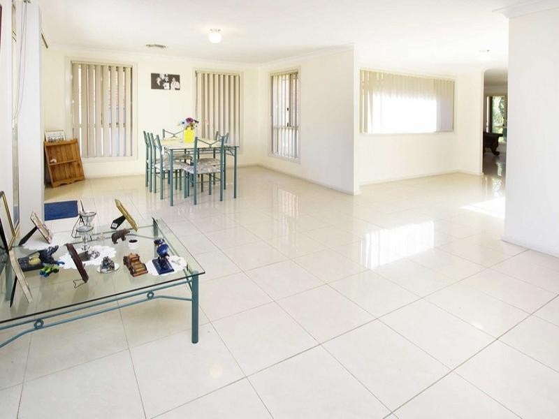 8 Avalon Crescent, Glenmore Park NSW 2745