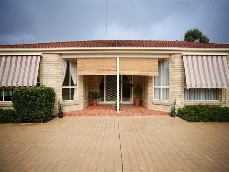 4 St Andrews Drive, Glenmore Park NSW 2745