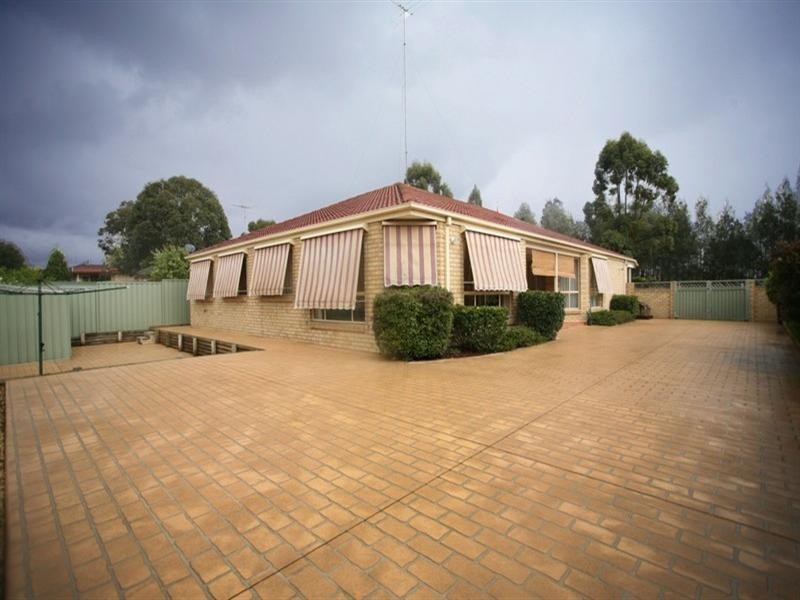 4 St Andrews Drive, Glenmore Park NSW 2745
