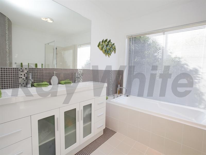 15 Dunna Place, Glenmore Park NSW 2745