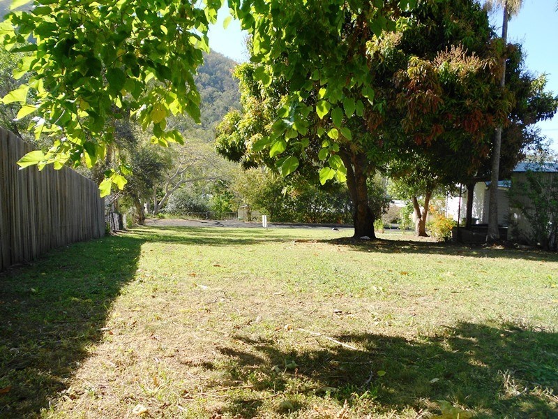 5 Edward Street, Somerset Dam QLD 4312