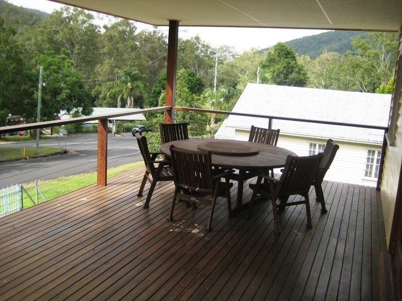 9 King Street, Somerset Dam QLD 4312