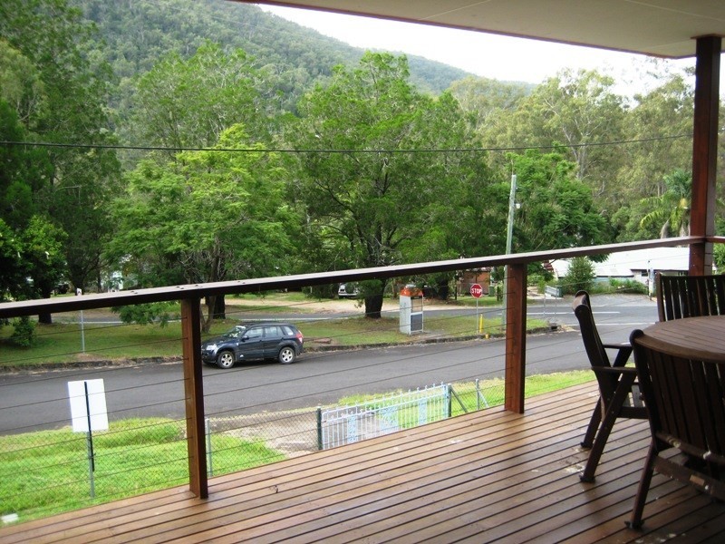 9 King Street, Somerset Dam QLD 4312