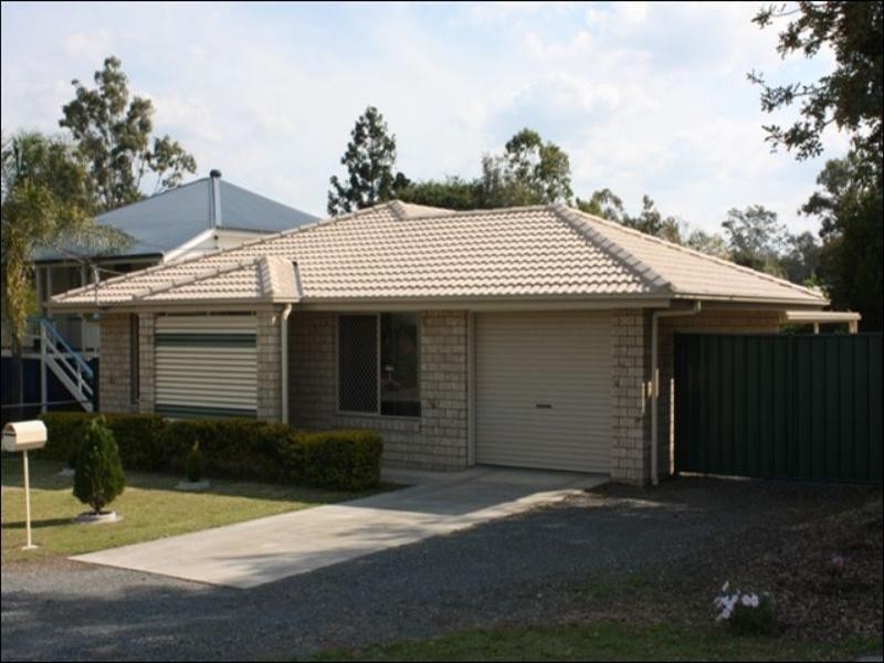 11 Charles Street, Toogoolawah QLD 4313