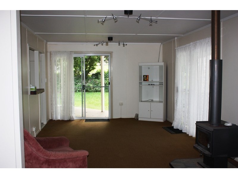11 Jubilee Street, Somerset Dam QLD 4312