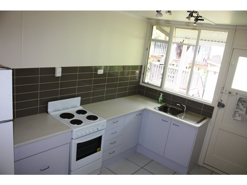 11 Jubilee Street, Somerset Dam QLD 4312