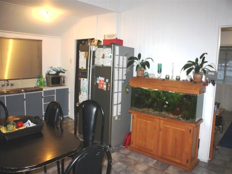 6 Dingyarra Street, Toogoolawah QLD 4313