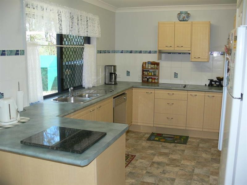 285 Edinburgh Drive, Mount Hallen QLD 4312