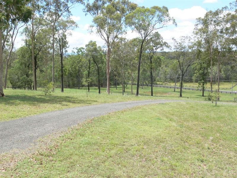 285 Edinburgh Drive, Mount Hallen QLD 4312