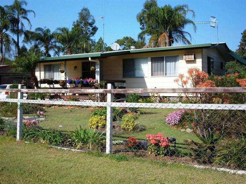 16 Russell Street, Esk QLD 4312